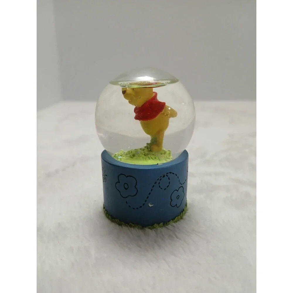 Disney Winnie-the-Pooh Mini Snow globe Smelling Flowers‎